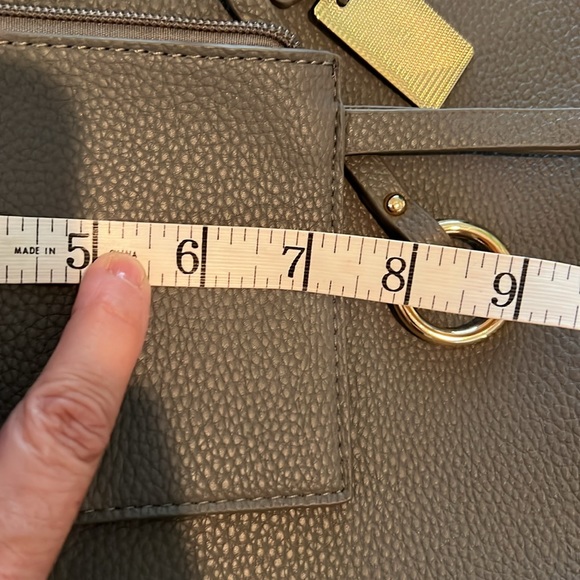 Taupe Textured Handbag w Matching Inner Wristlet Gold Trim Great Condition 💕 - Picture 11 of 13